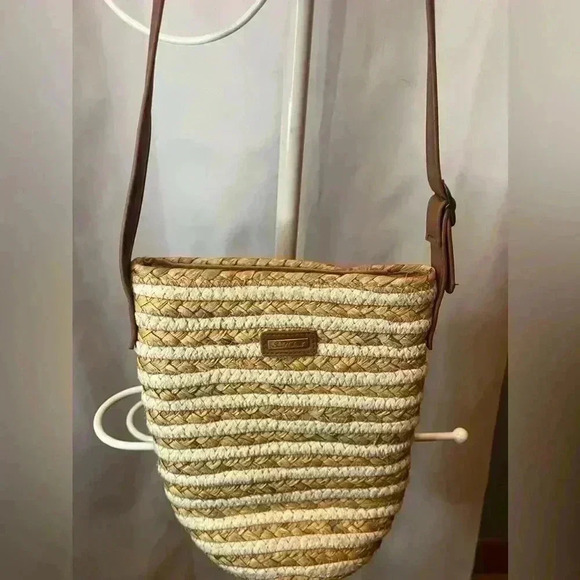 Sun n sand straw woven crossbody with leather straps - Picture 3 of 10